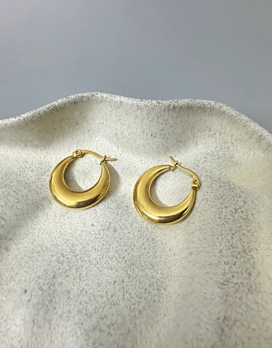 Crescent Gold Hoop Earrings – Sculpted Elegance