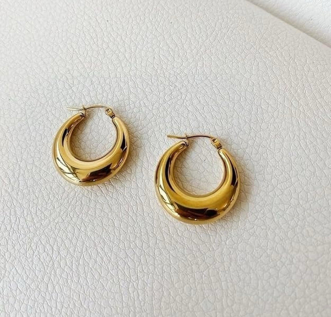 Crescent Gold Hoop Earrings – Sculpted Elegance