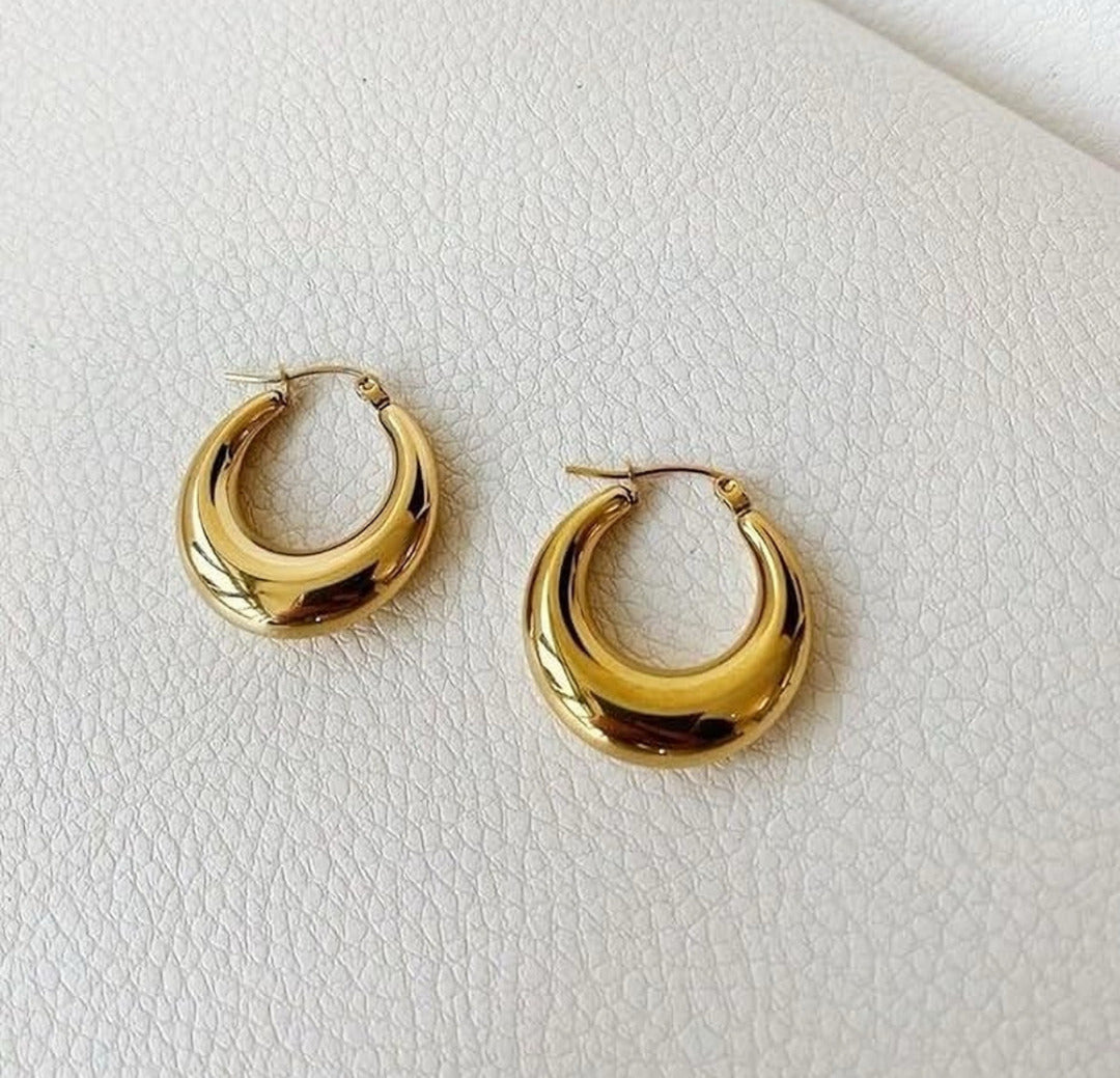 Crescent Gold Hoop Earrings – Sculpted Elegance